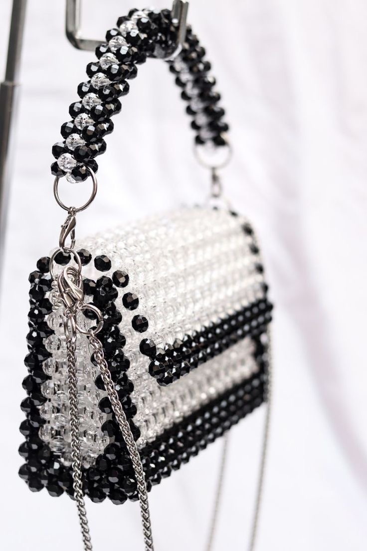 Sac à Main Perles Cristal et Noir avec Chaîne Argentée - Style Glamour Chic